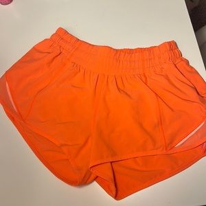 lululemon low rise lined 2.5 hotty hot short size 4 highlighter orange